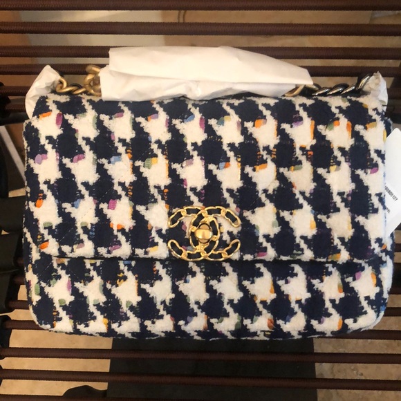 Sold! Chanel 2021 houndstooth 19 bag - Picture 4 of 11